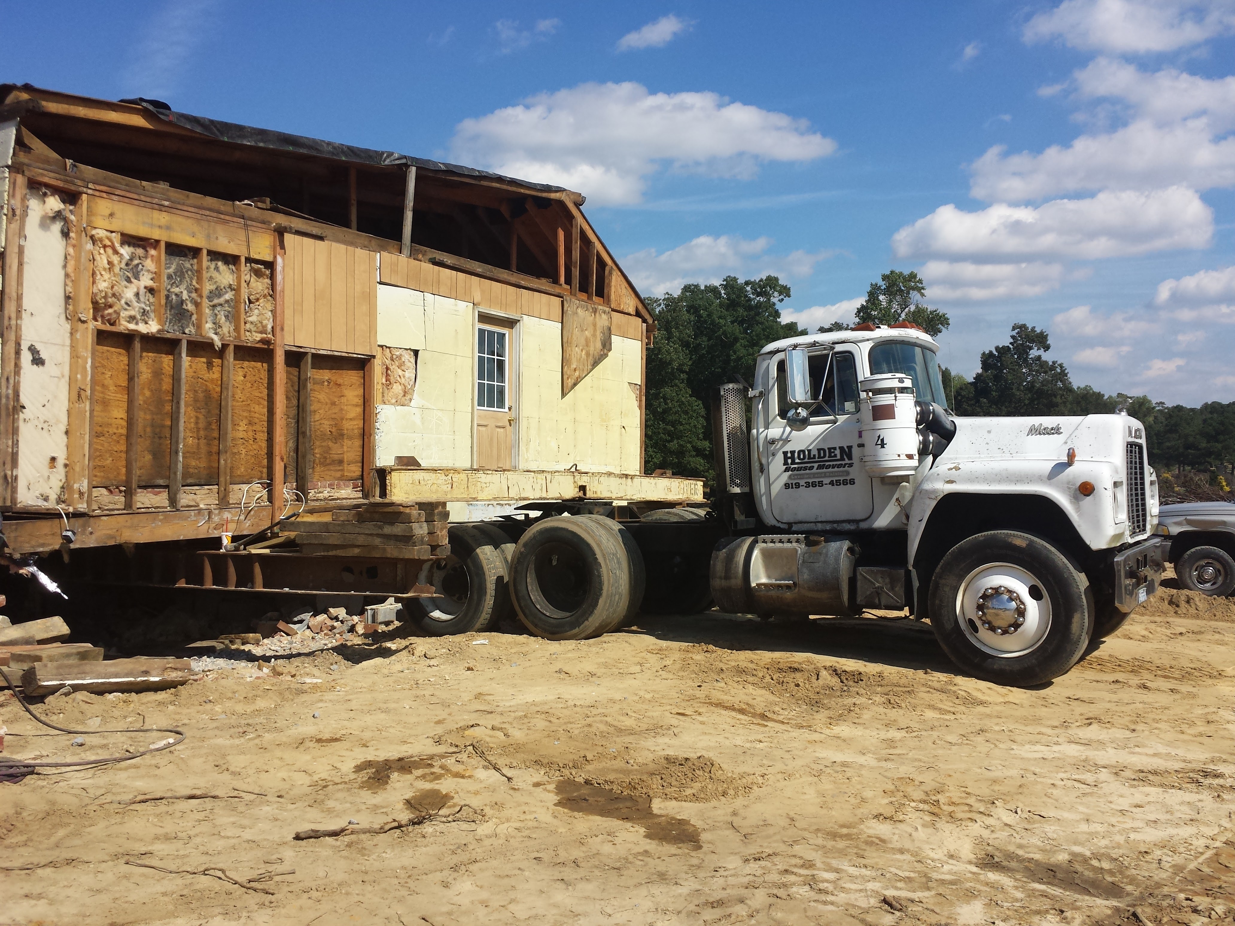 2017 9205 house moving with house loaded